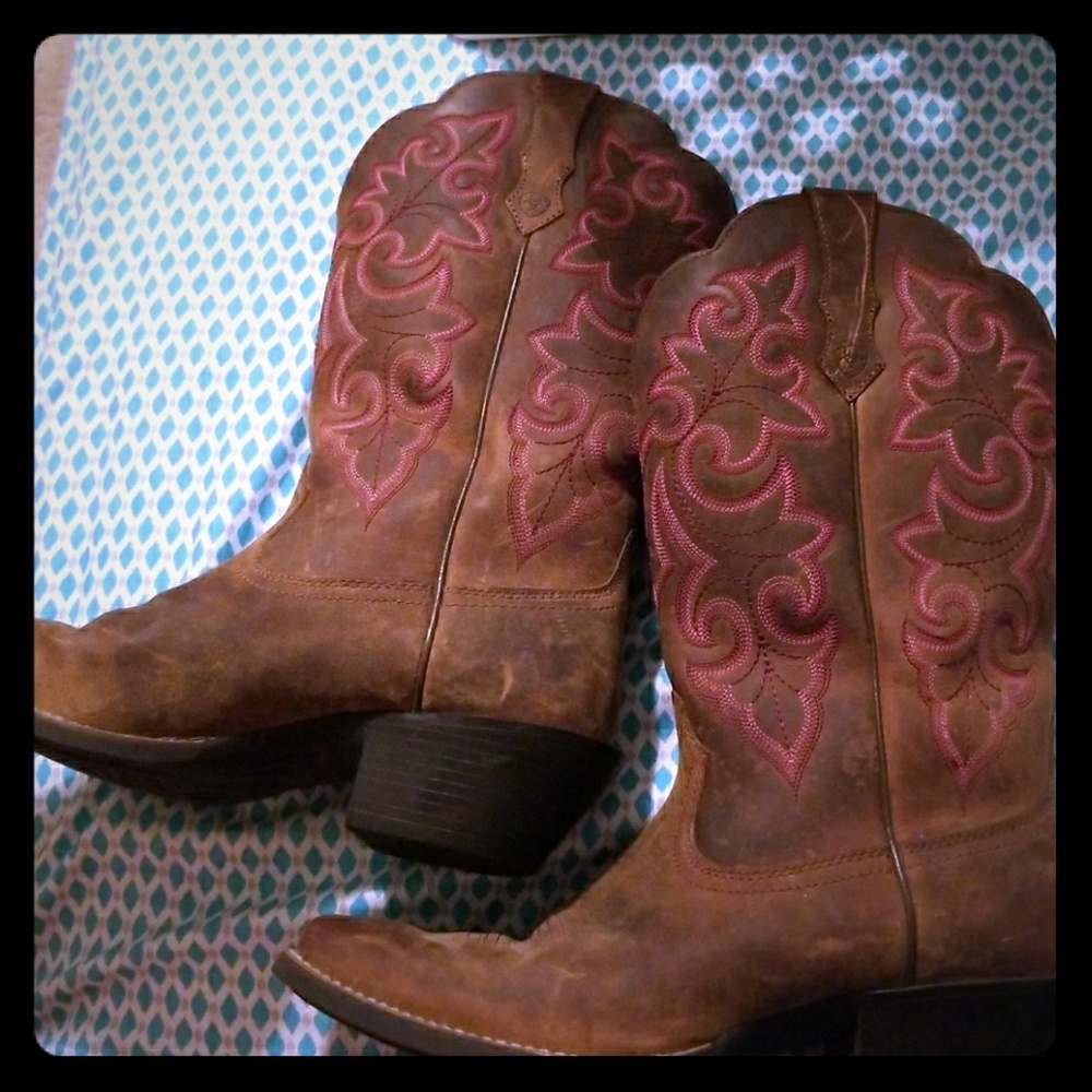 Women's Ariat 7C cowgirl boots worn twice!